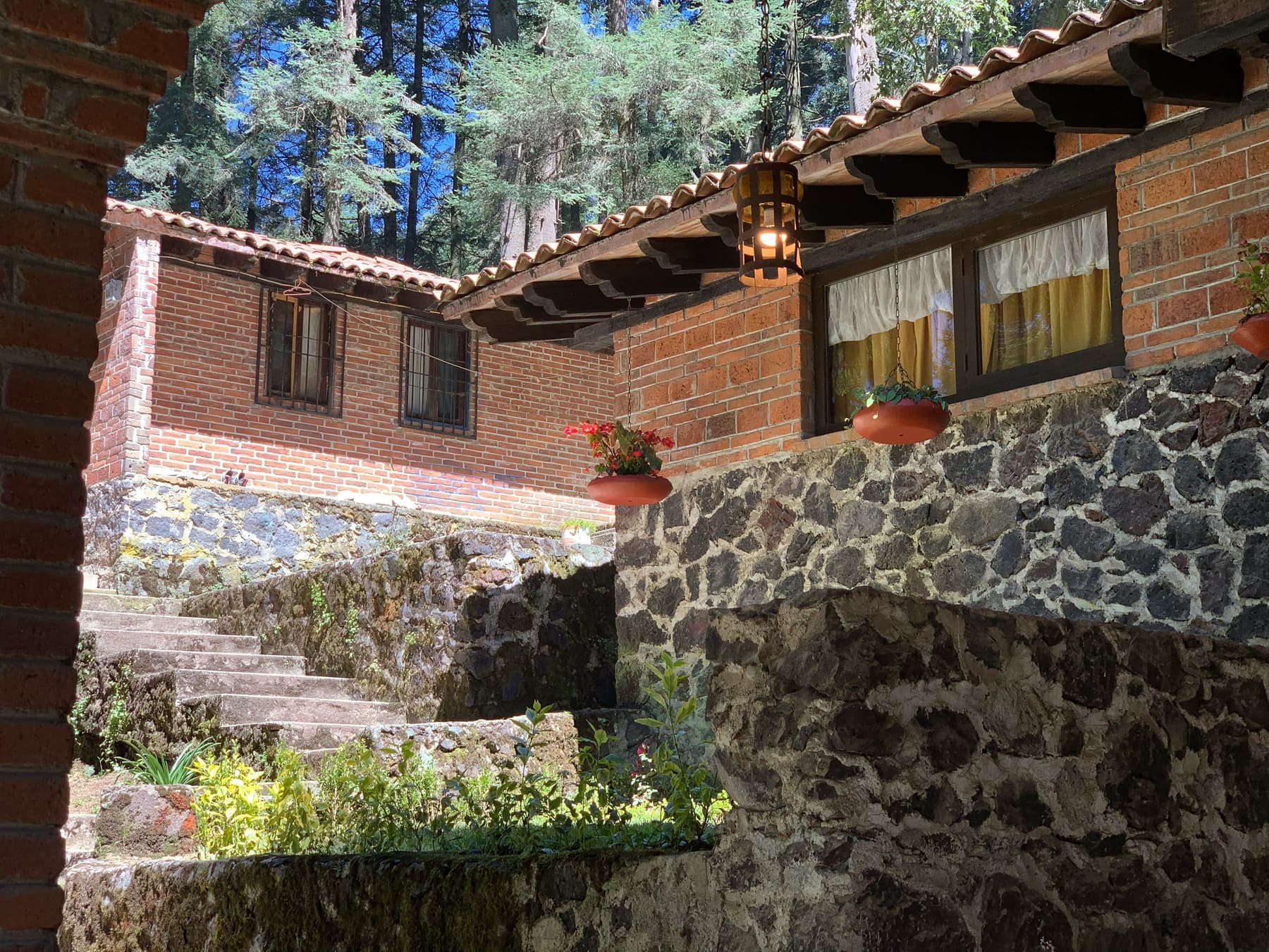 Escalera de piedra volcánica y muros de ladrillo