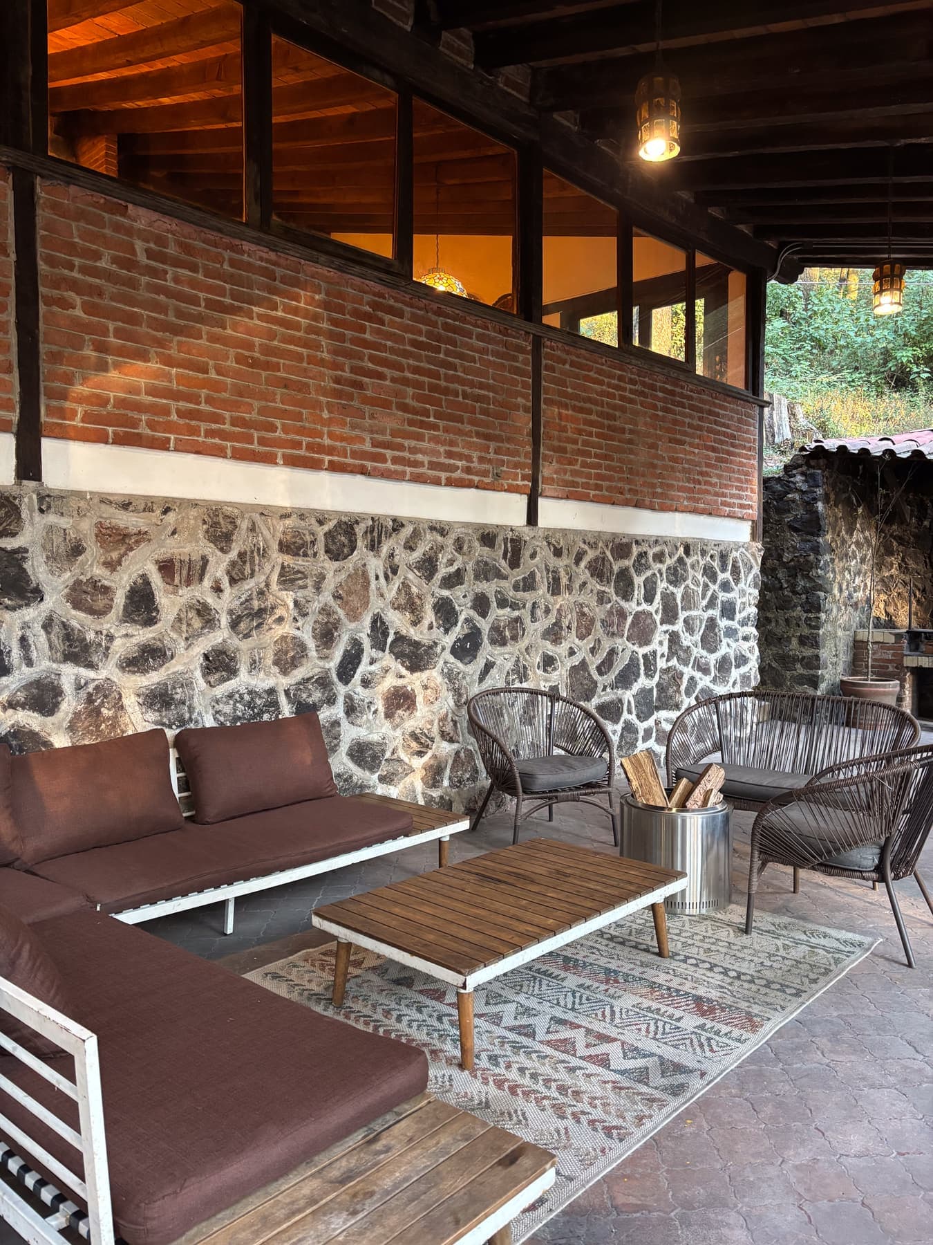 Terraza techada con sillones